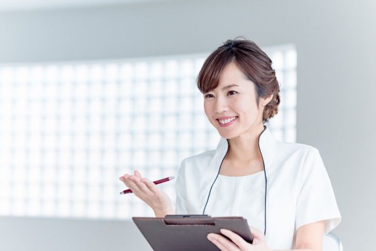 質問する女性