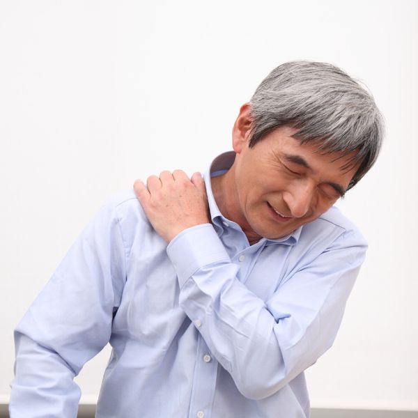 五十肩の症状でお困りでしたら実績豊富な肥後整体院へお越しください